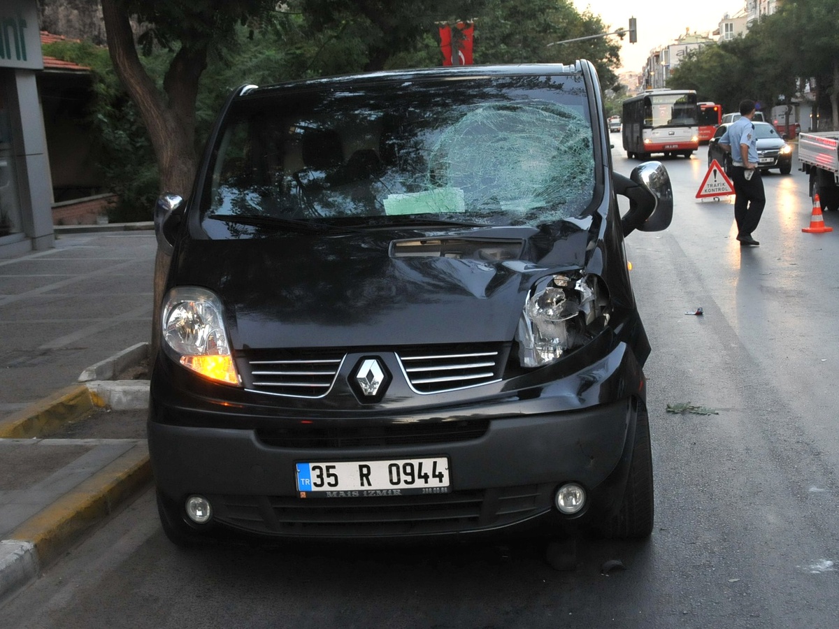 Yolun Karşısına Geçerken Minibüsün Altında Kaldı