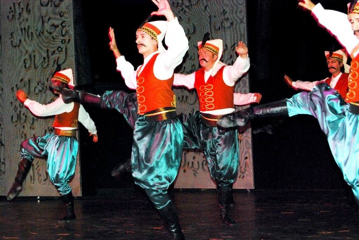 9. Ayvalık Kültür ve Sanat Günleri, "Harem" Oyunu ile Başladı