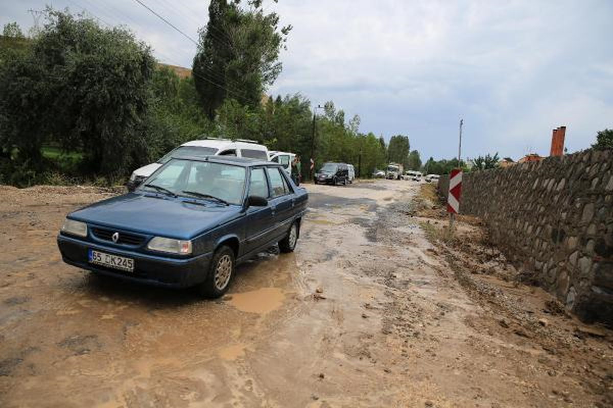 Bitlis\'i Dolu Yağışı Vurdu (2)