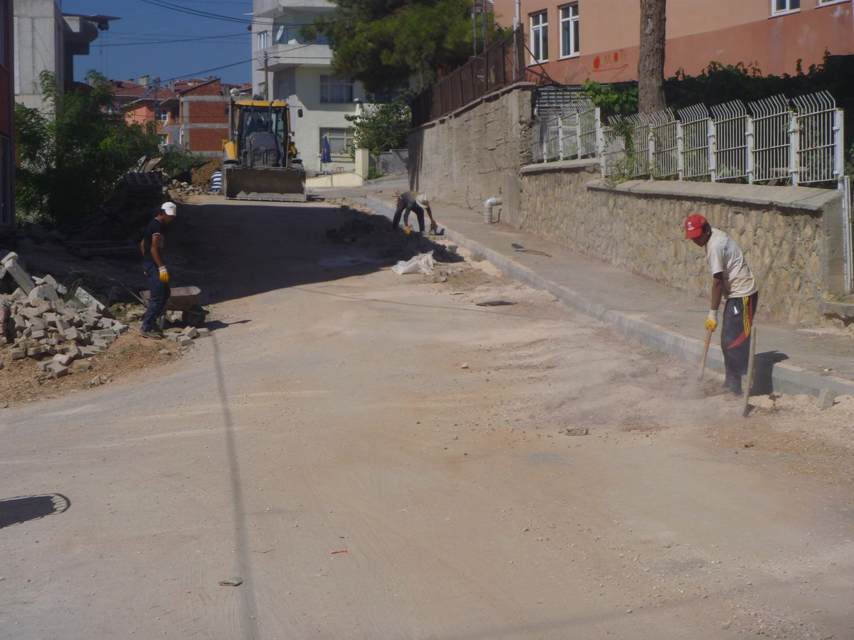 Bozulan Yolları Onarılıyor