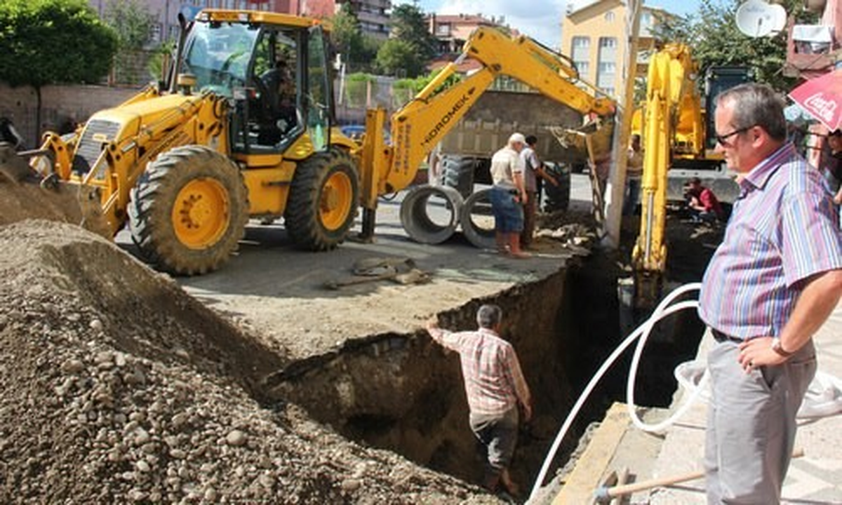 Cadde Yağmur Suyundan Kurtarılıyor