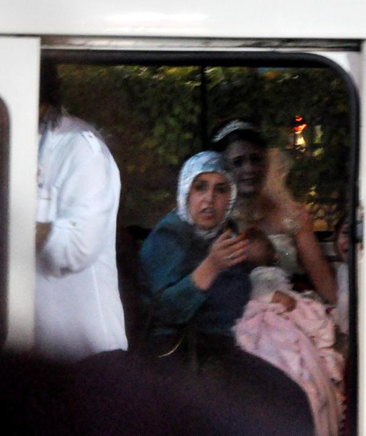 Gelinliği İle Kavganın Ortasında Kaldı