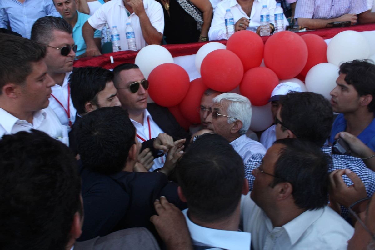 Bahçeli\'nin Gözü Önünde Tartaklama