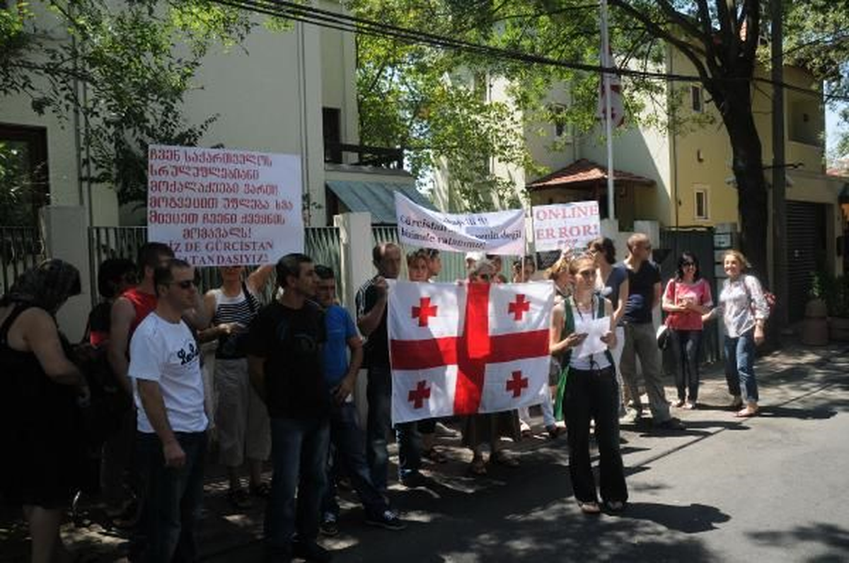 Gürcülerden "Oy" Protestosu
