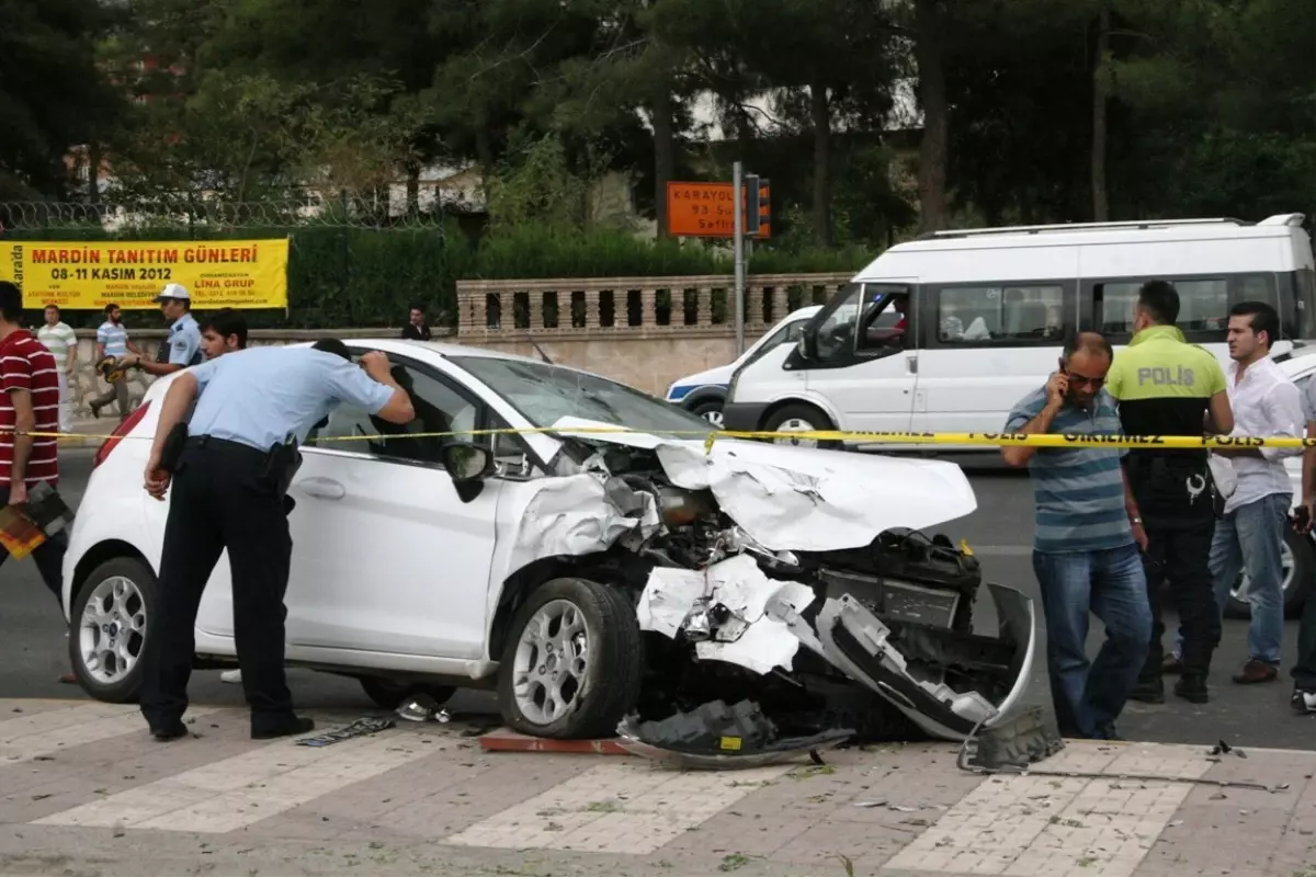 Hasta Taşıyan Ambulans Otomobille Çarpıştı: 7 Yaralı