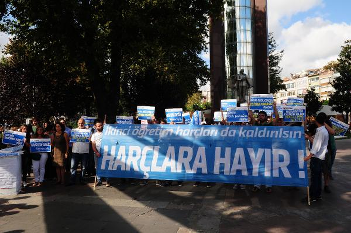 İkinci Öğretimde Harçlar Kaldırılsın Protestosu