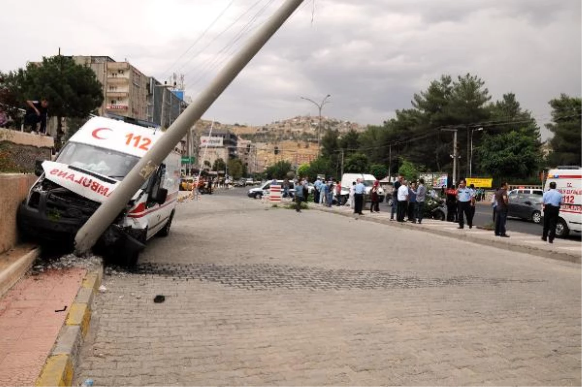 Mardin Valisi\'nin Koruması, Hasta Taşıyan Ambulansla Çarpıştı: 3 Yaralı