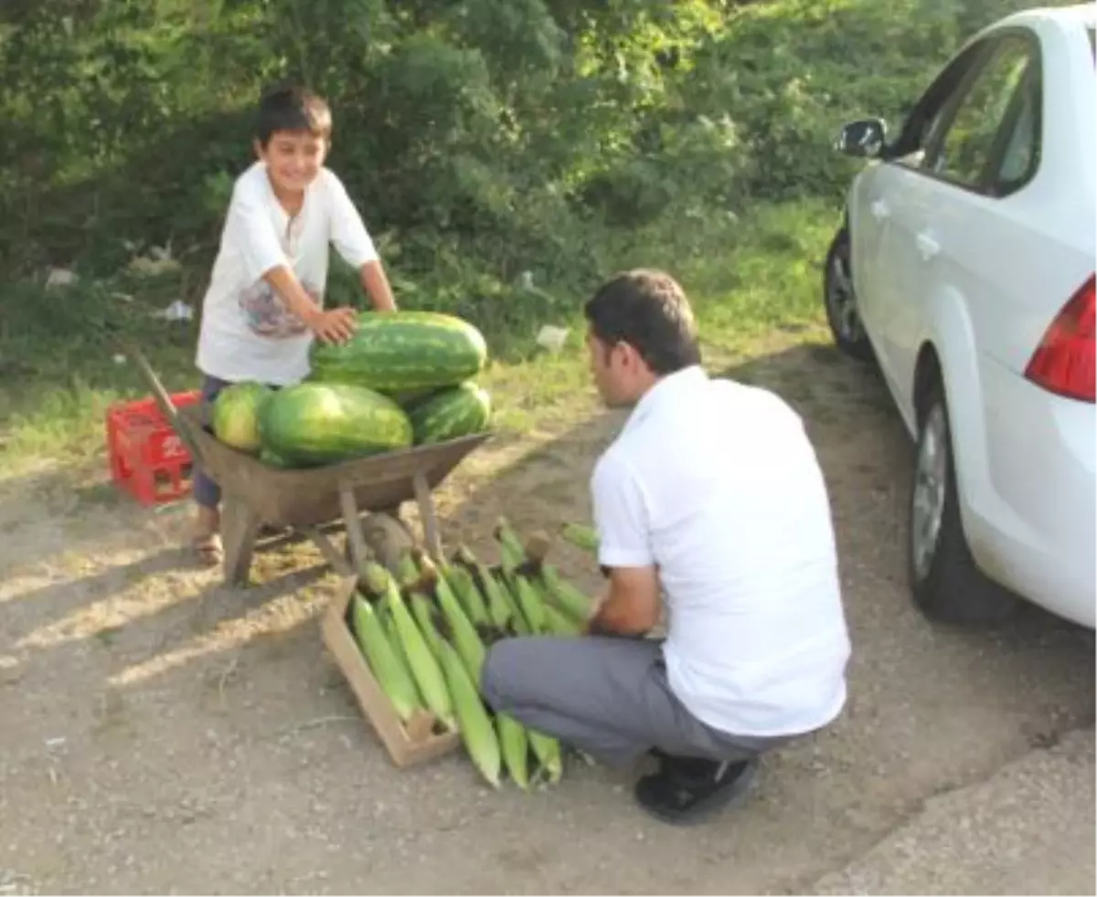 Mısır ve Karpuz Satarak Aile Ekonomisine Katkı Sağlıyor