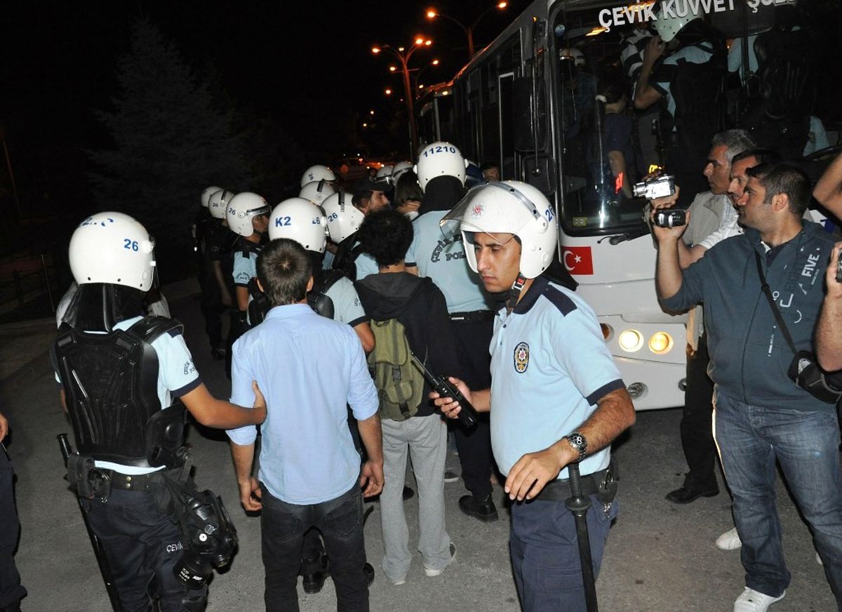 Öğrencilerin Oturma Eylemine 31 Gözaltı
