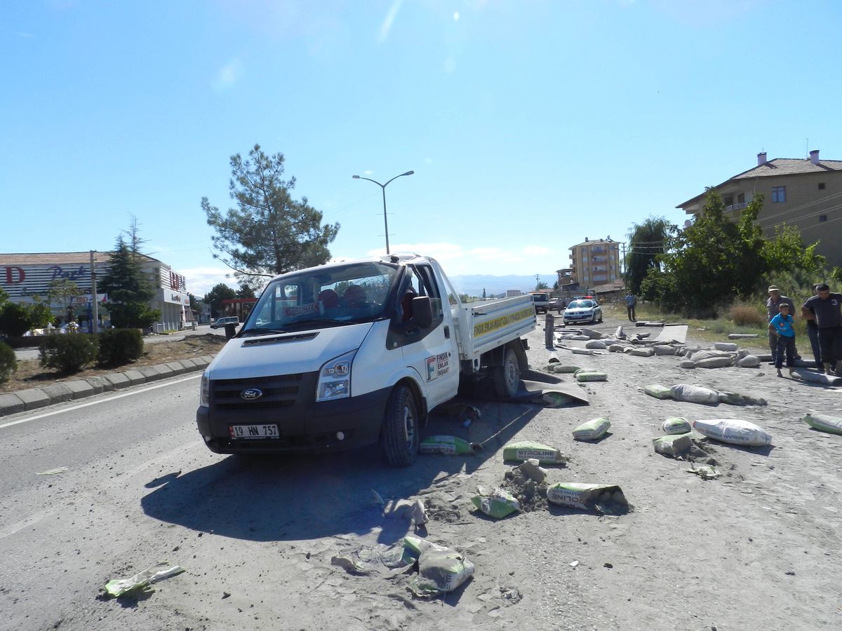 Osmancık\'ta Lastiği Patlayan Kamyonet Takla Attı