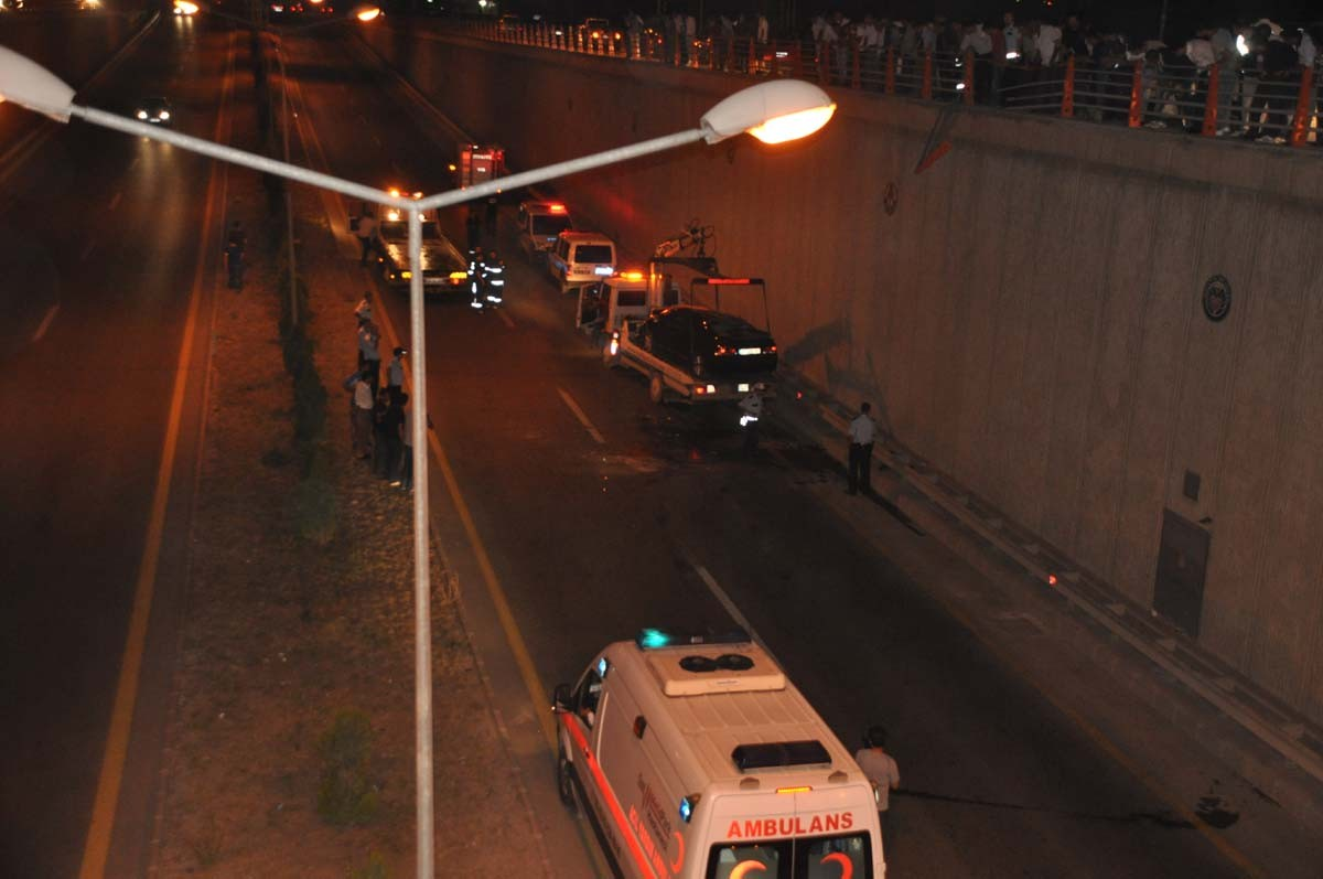 Otomobil Alt Geçide Uçtu: 1 Yaralı