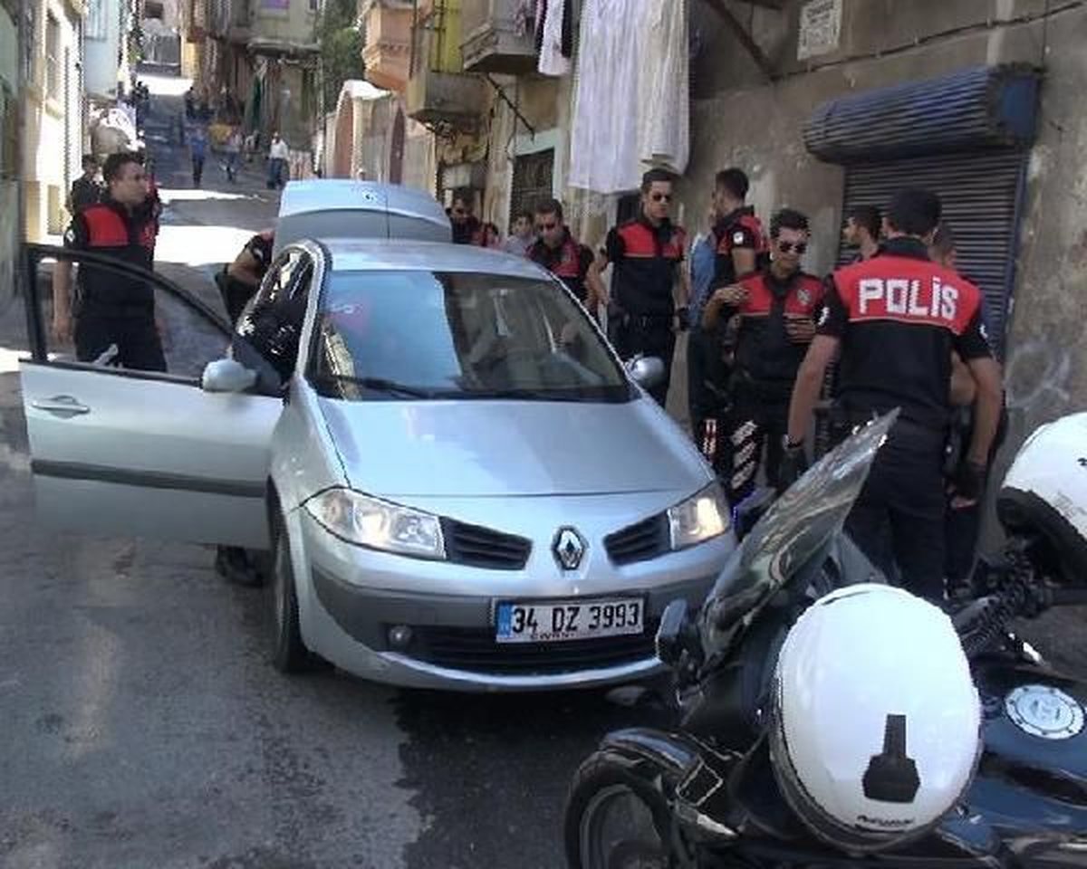 (Özel Haber) Beyoğlu\'nda Uyuşturucu Operasyonu
