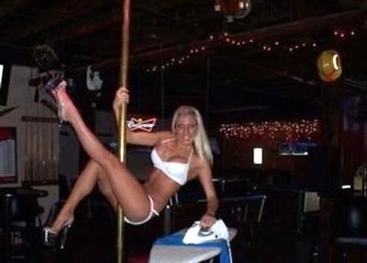 Striptiz Kulüpte Çalışana Okul \'Bursu\'