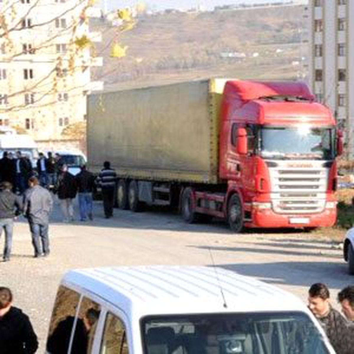 Şüpheli Tır Dorsesi Polisi Emniyetini Alarma Geçirdi