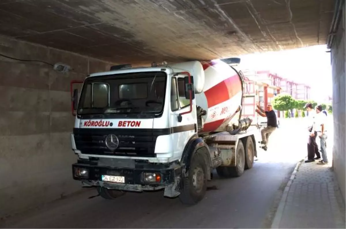 Beton Mikseri Alt Geçitte Sıkıştı