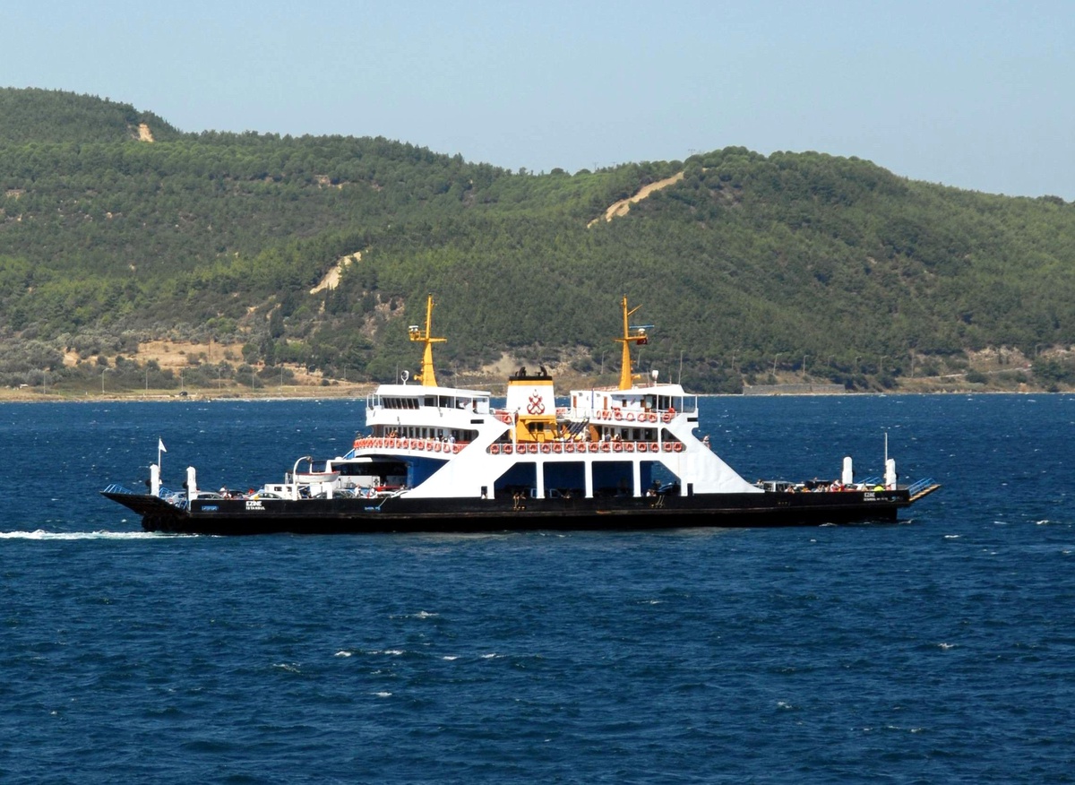 Çanakkale Boğazı\'nda Araba Vapuru Arıza Yaptı
