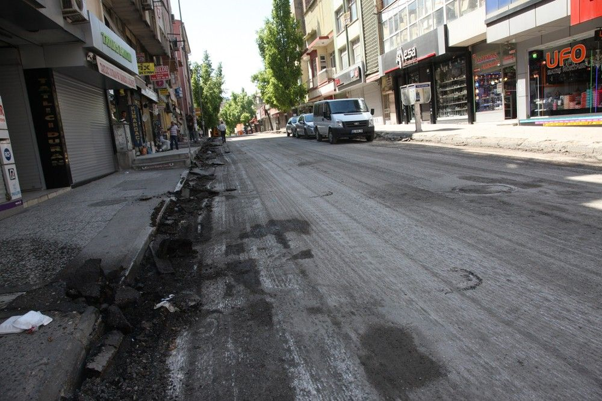 Cemal Gürsel Caddesi\'nin Zemini Gündüz Freze ile Alındı, Gece Asfaltlandı