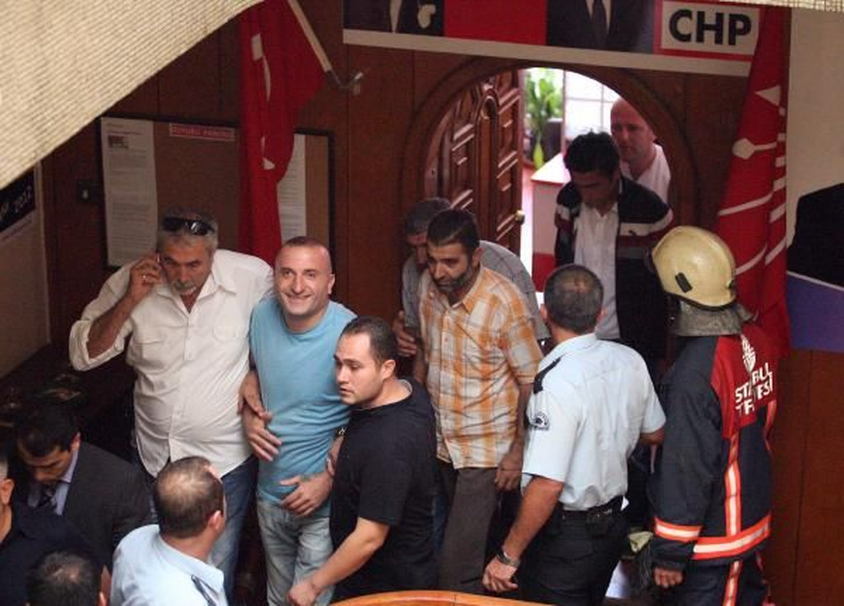 CHP Binasını İşgal Eden İşçilere Biber Gazlı Müdahale