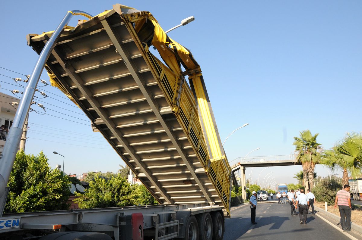 Damperi Açılan Kamyon Üst Geçide Çarptı