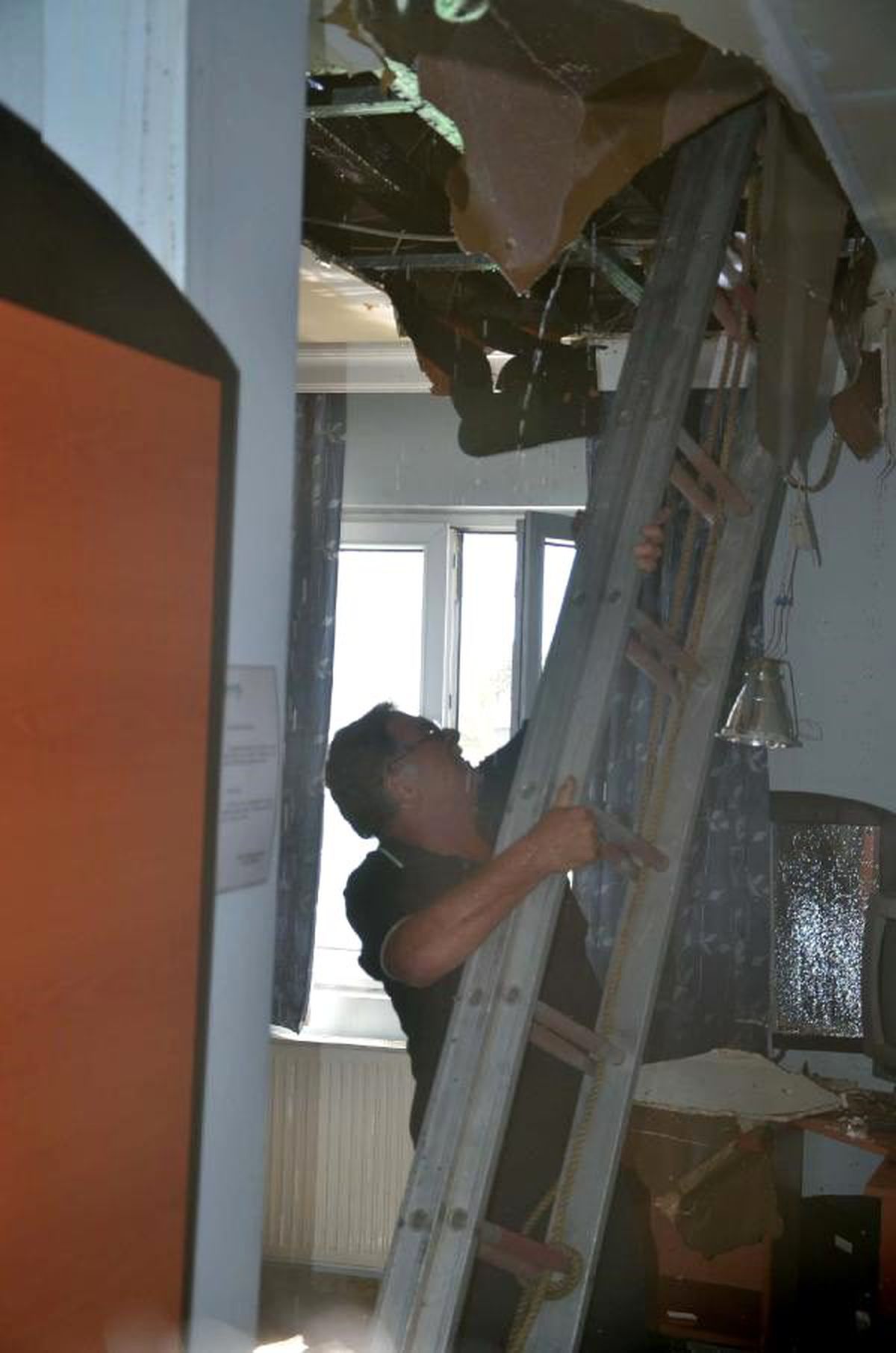 Elektrik Kontağı Otelin Çatısını Yaktı