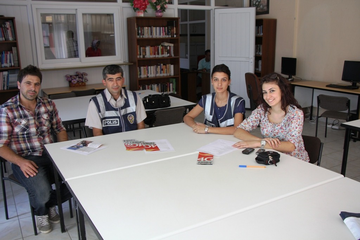Emniyet Öğrencilere Uyarı Broşürü Dağıttı