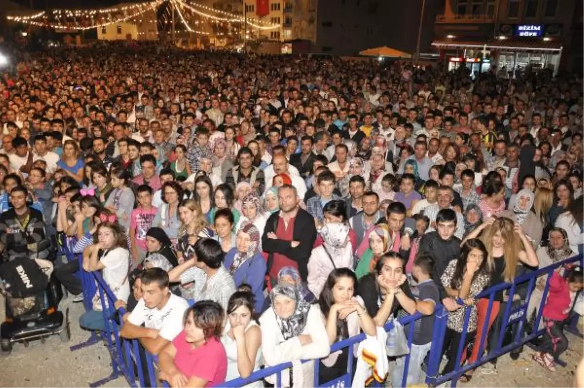 Funda Arar Taşköprü'de Sarımsak Kralicesi İlan Edildi