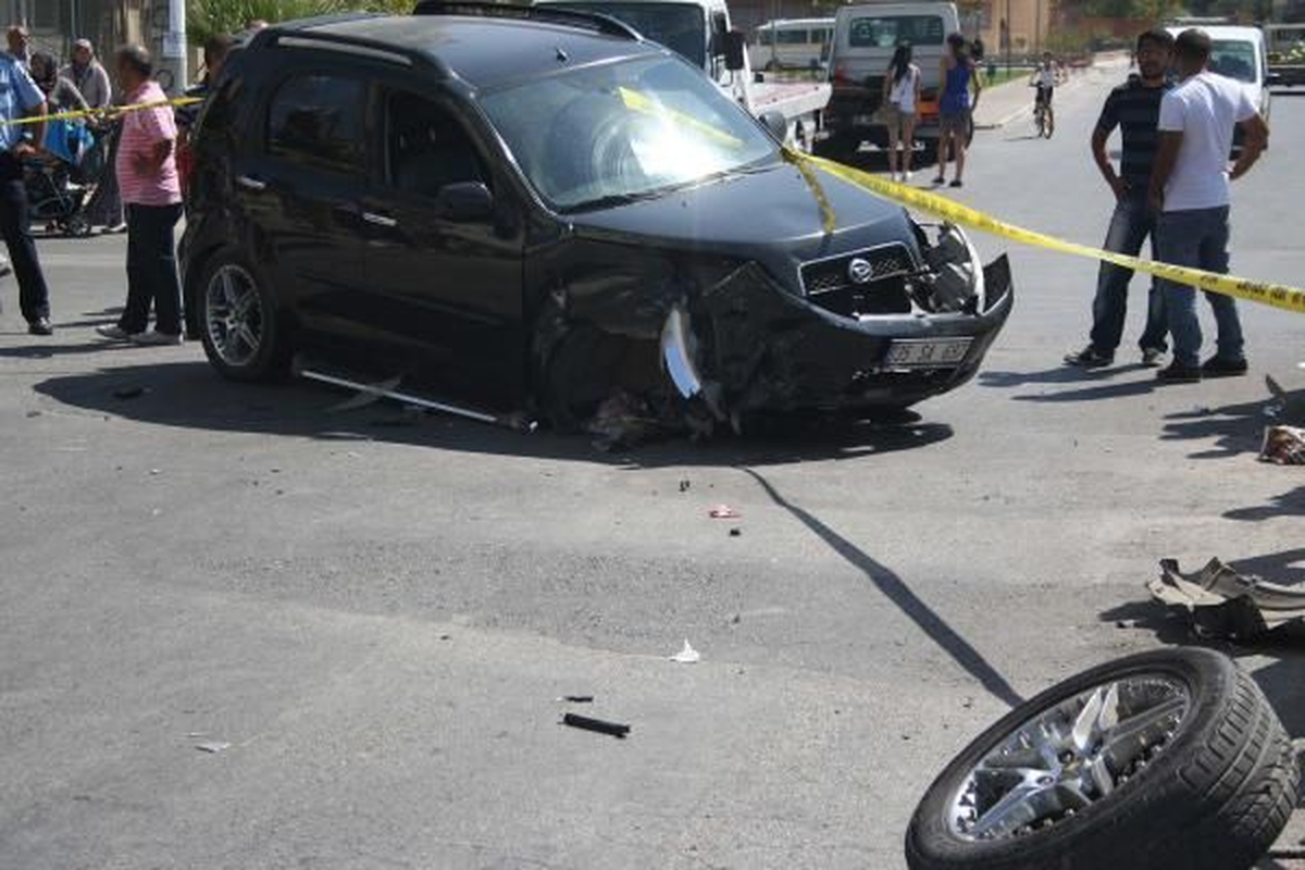 İzmir\'de Trafik Kazası: 1 Ölü, 1 Yaralı