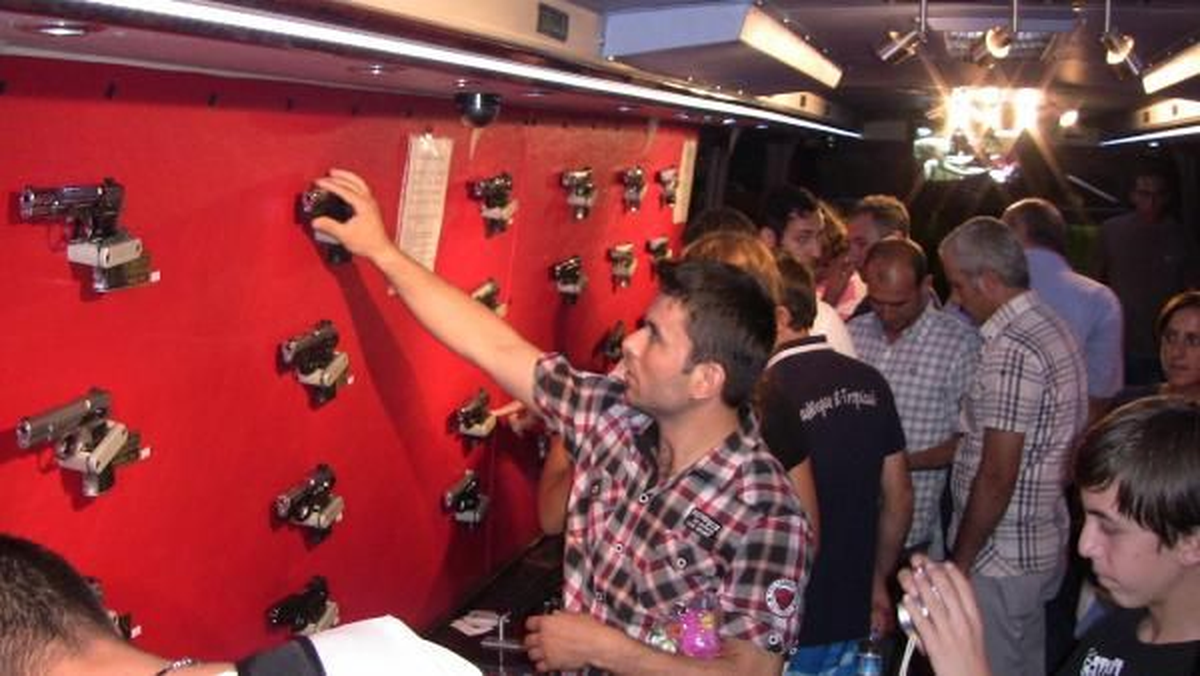İzmir Enternasyonal Fuarı\'nda Silah Standları Kaldırıldı