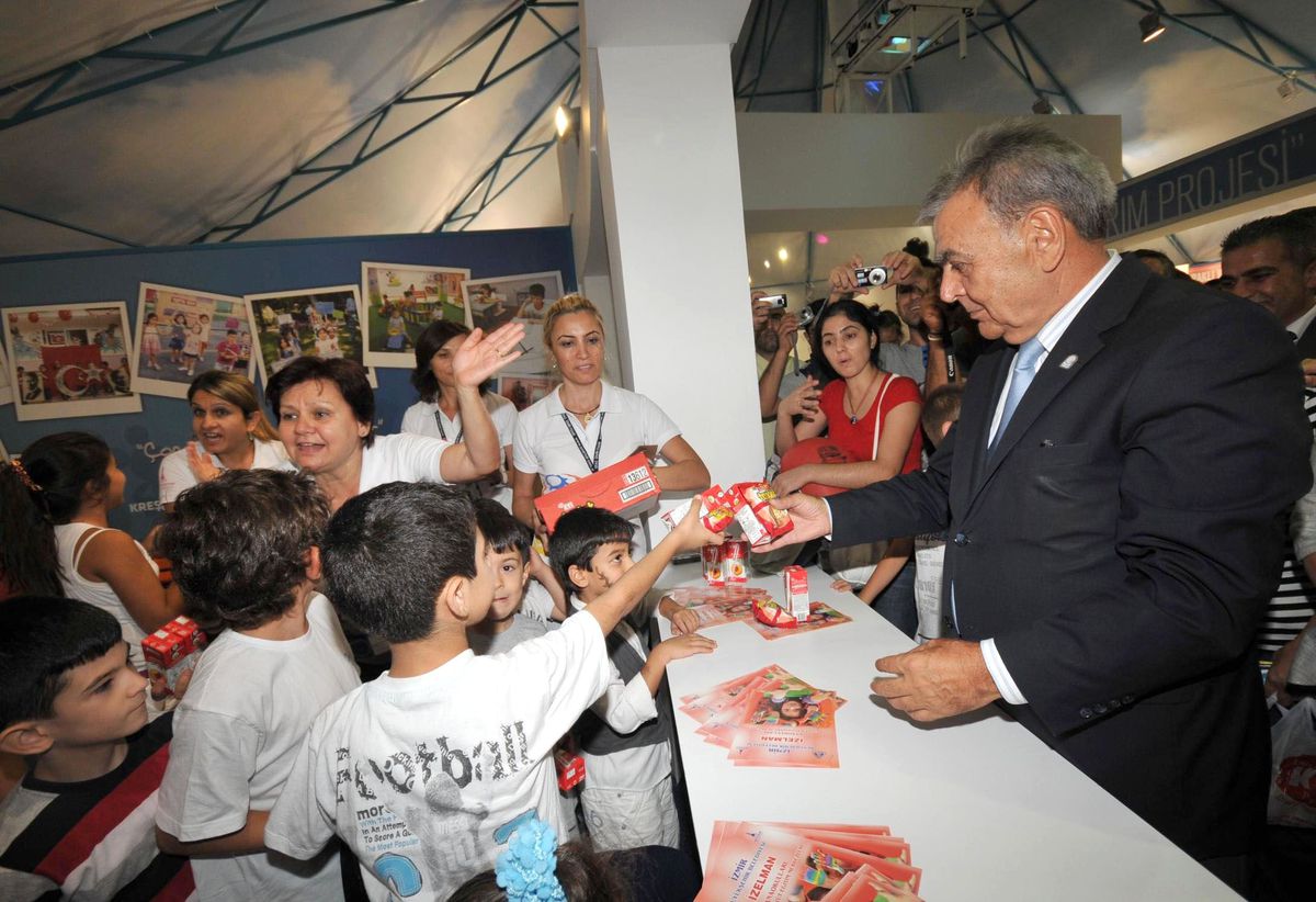 Kocaoğlu Çocuklara Süt Dağıttı