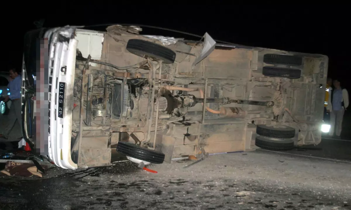 Konya'da Otobüs Otomobille Çarpıştı: 17 Yaralı