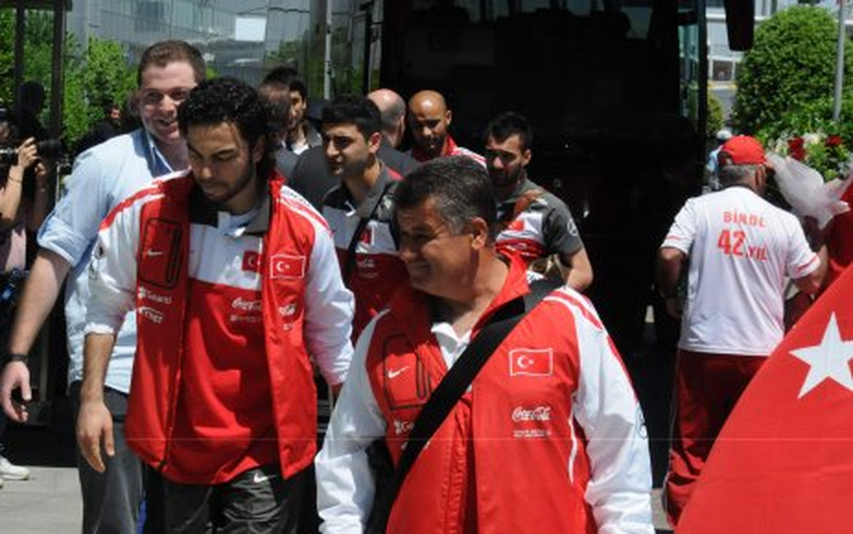Milli Futbol Takımı, Hollanda'ya Gitti