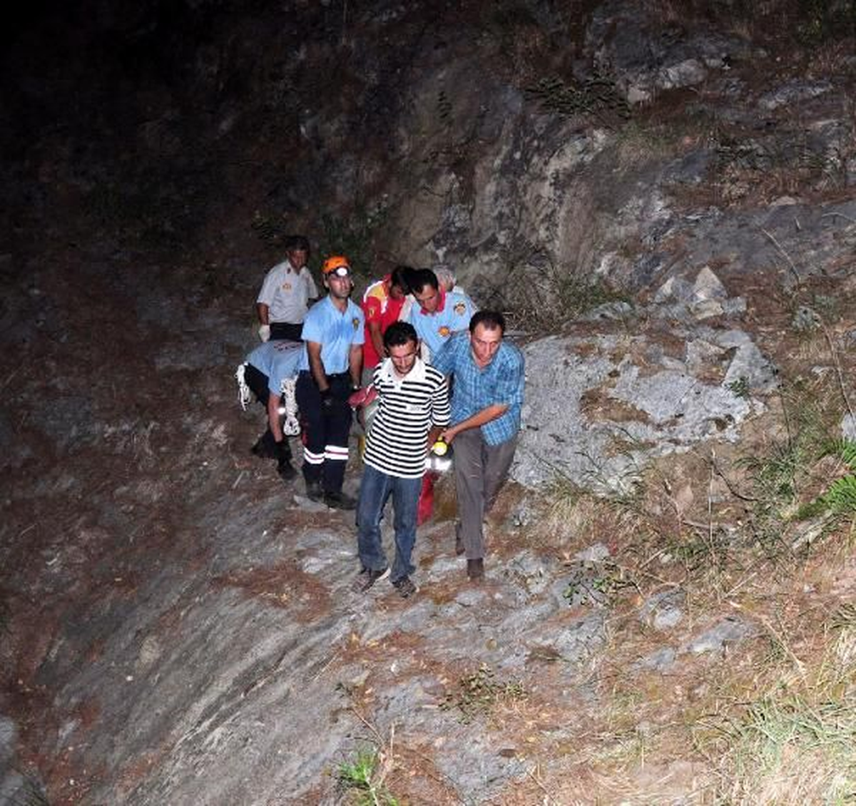 Otomobil Uçuruma Yuvarlandı: 5 Ölü