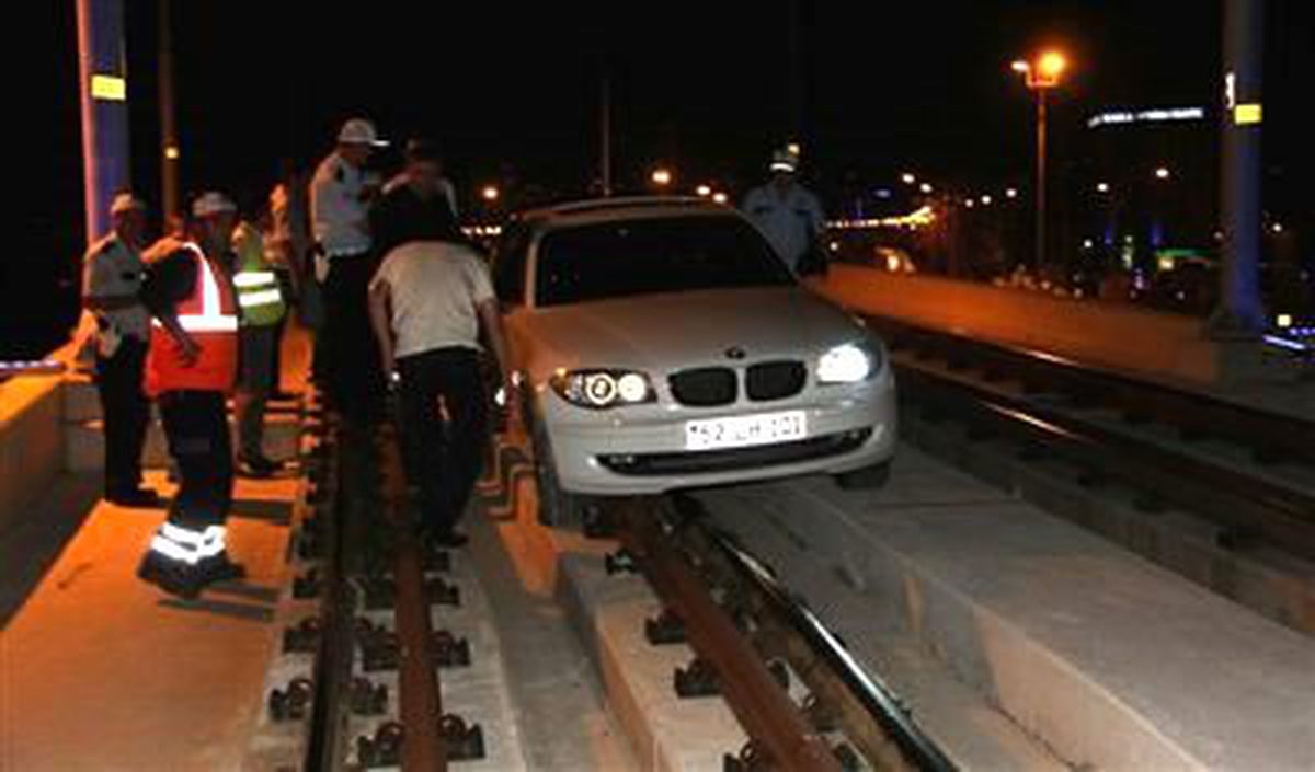 Otomobiliyle Tramvay Yoluna Girdi