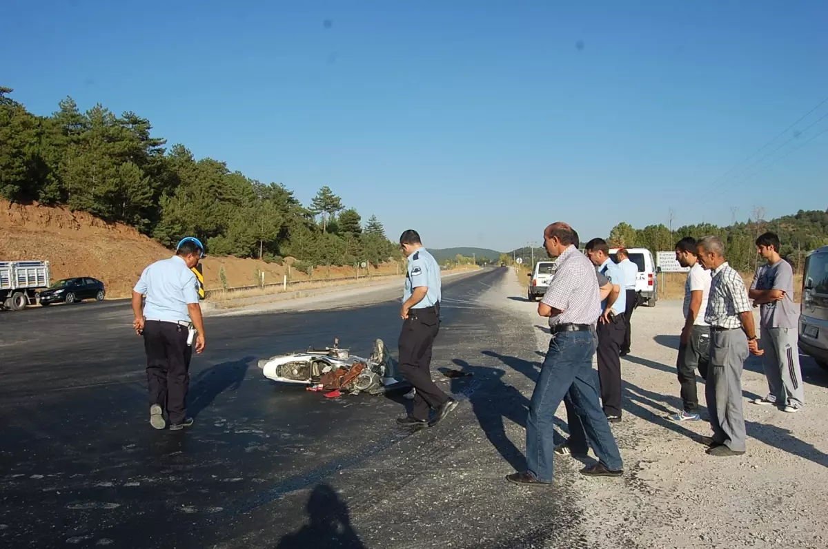 Otomobille Çarpışan Motosiklet Sürücüsü Ağır Yaralandı