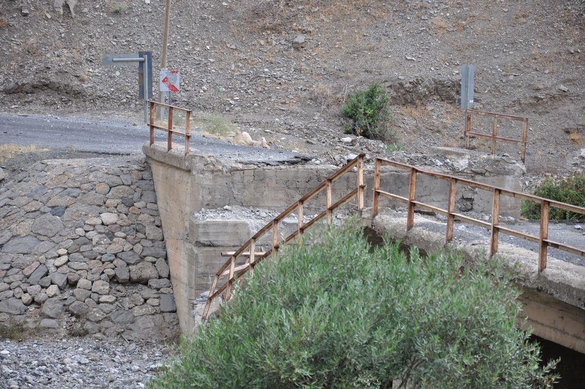 PKK\'lılar Yardım Gitmesin Diye Köprü Yıktı