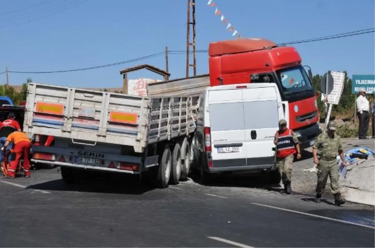 Sivas\'ta Trafik Kazası: 1 Ölü, 11 Yaralı