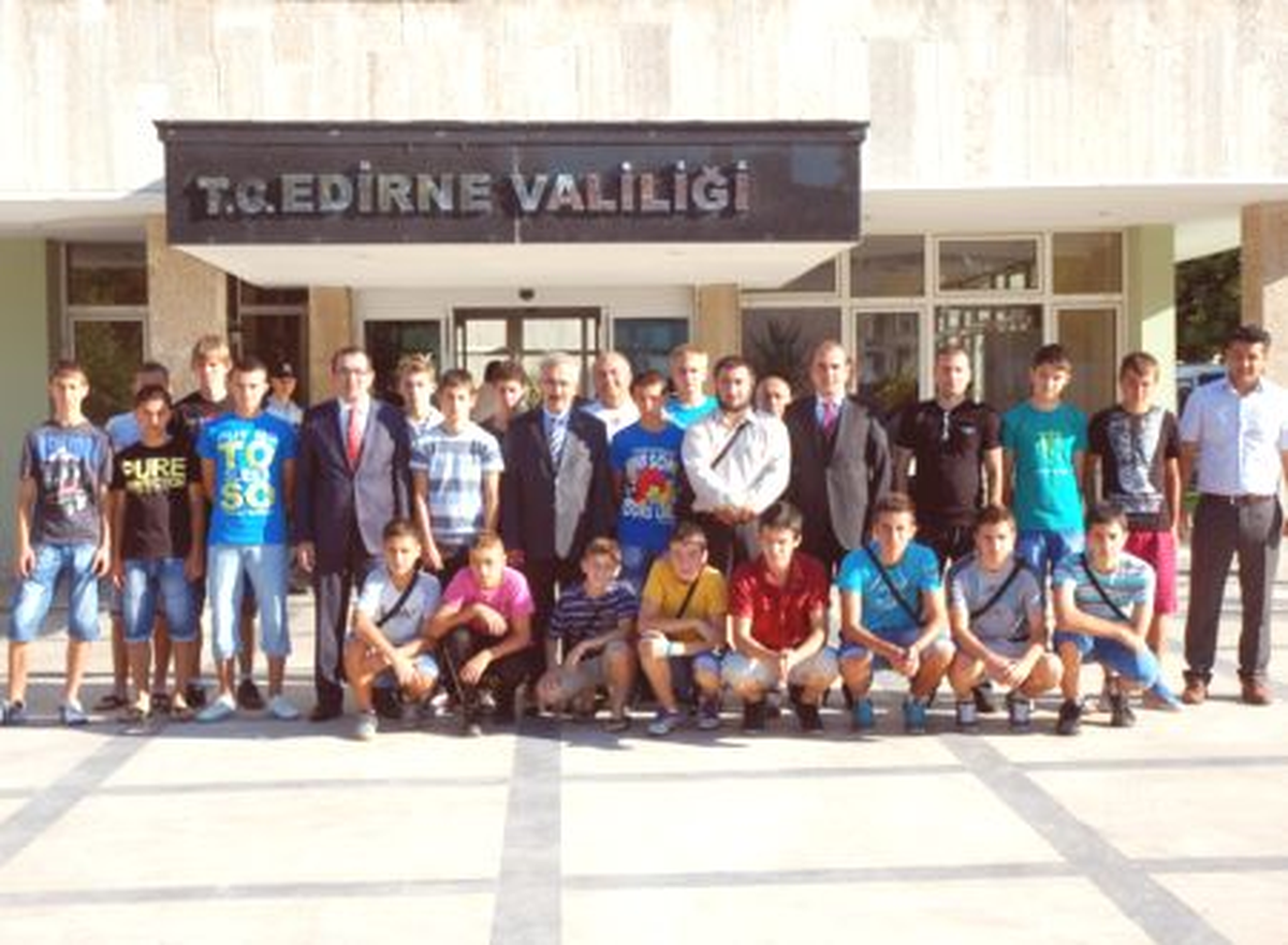 Smolyan Fk Palas 2011 Futbol Takımı Vali Duruer\'i Ziyaret Etti