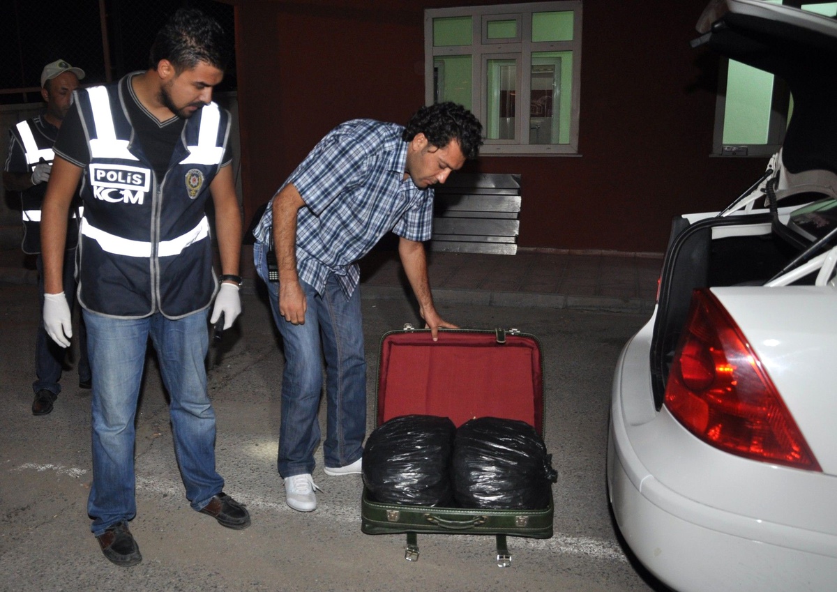Sürücü Kaçtı,otomobilde 14 Kilo Esrar Bulundu