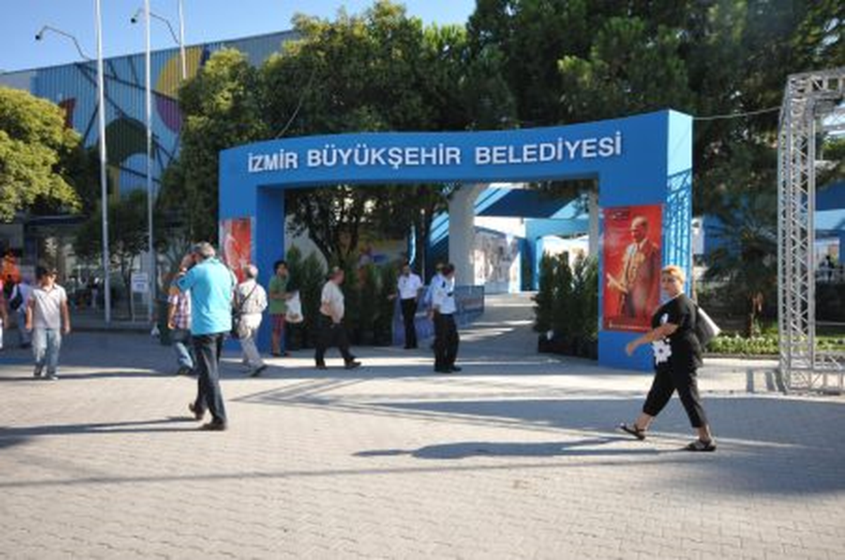 Sütleri "Başkan Amca" Dağıttı