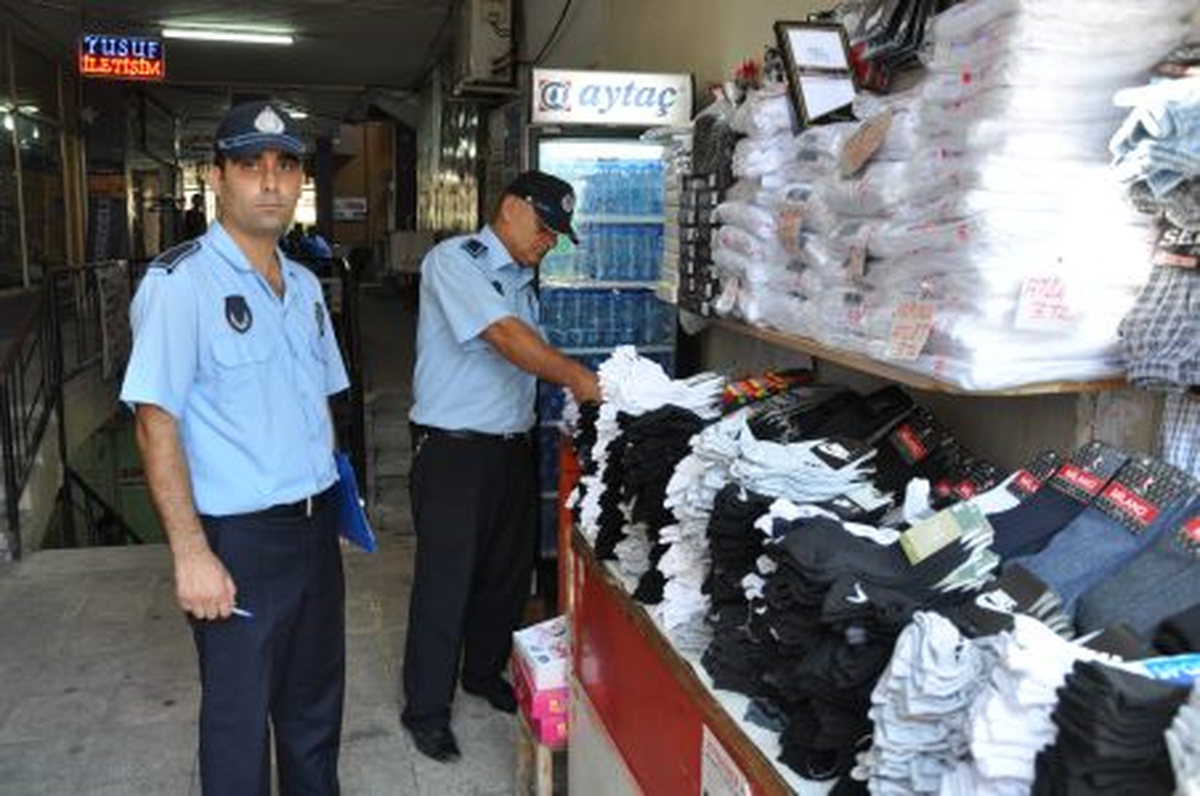 Zabıta Pasaj ve İşhanı Girişlerini Temizliyor