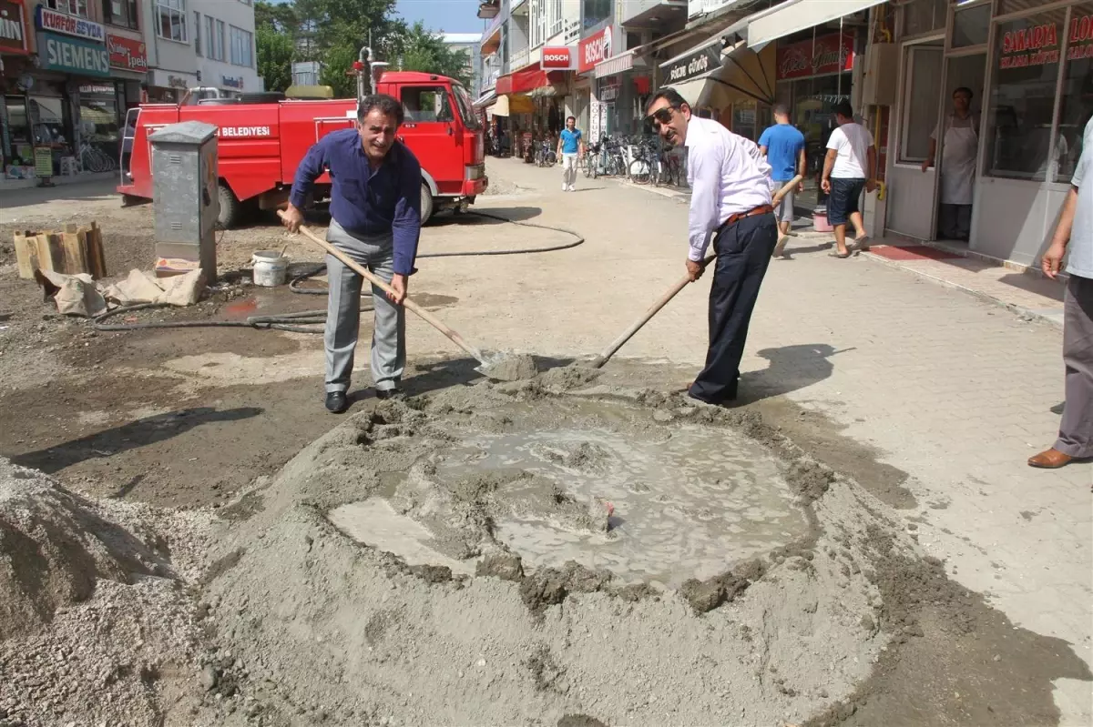 Akyazı\'da Çarşı İçi Çalışmaları Devam Ediyor