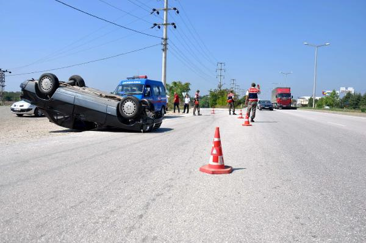 İneğe Çarpan Otomobil Takla Attı: 2 Yaralı