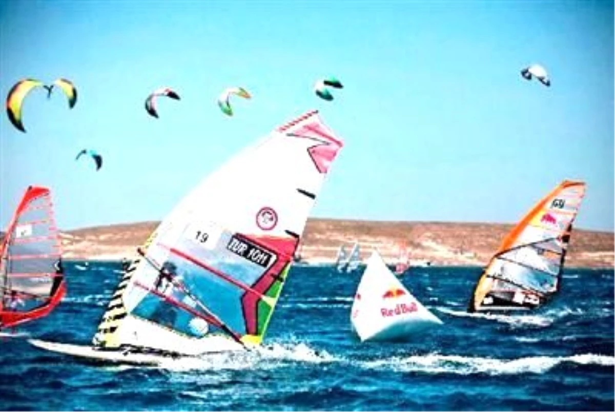 Kitesurf mü Daha Hızlı Windsürf mü Sorusu Alaçatı\'da Cevap Buldu