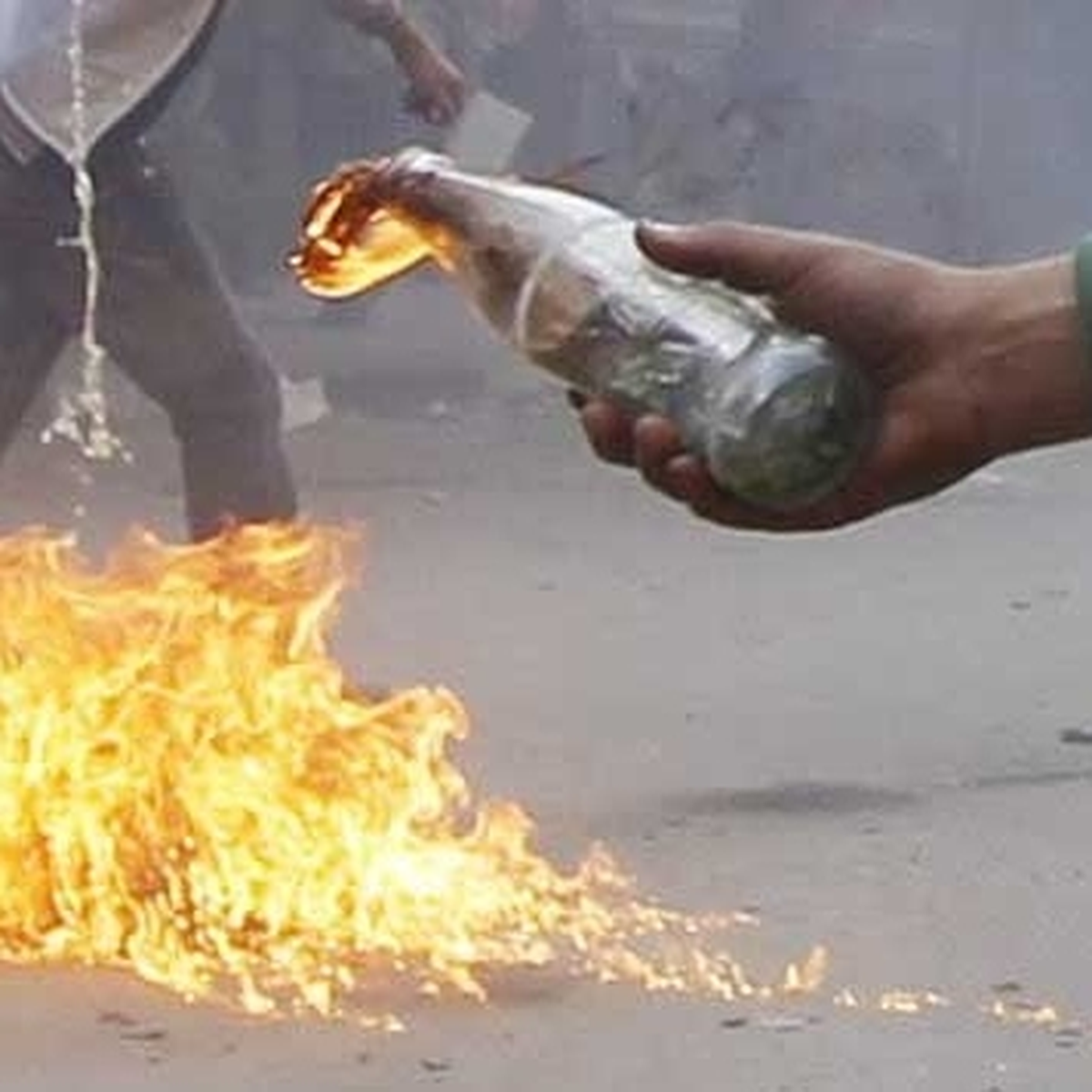 Konteynır Kentteki Polis Noktasına Molotoflu Saldırı