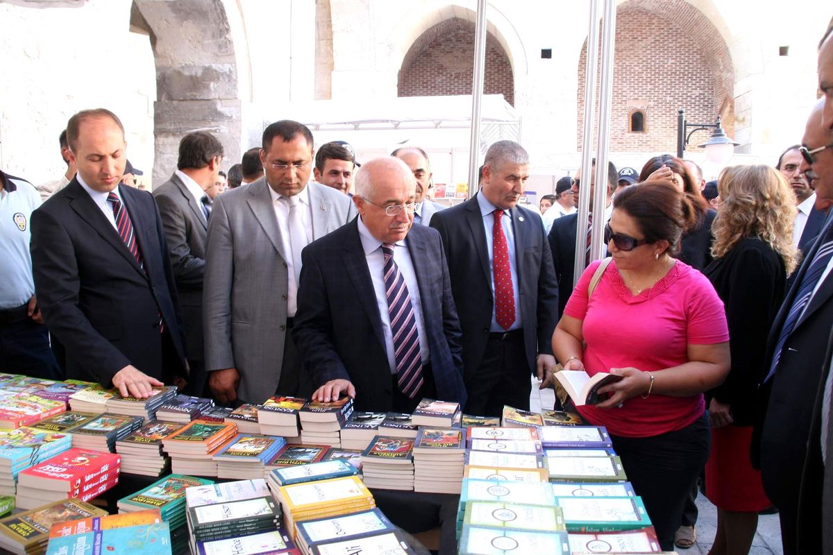 Meclis Başkanı Çiçek ve Bakan Yılmaz, Kitap Fuarını Gezdi