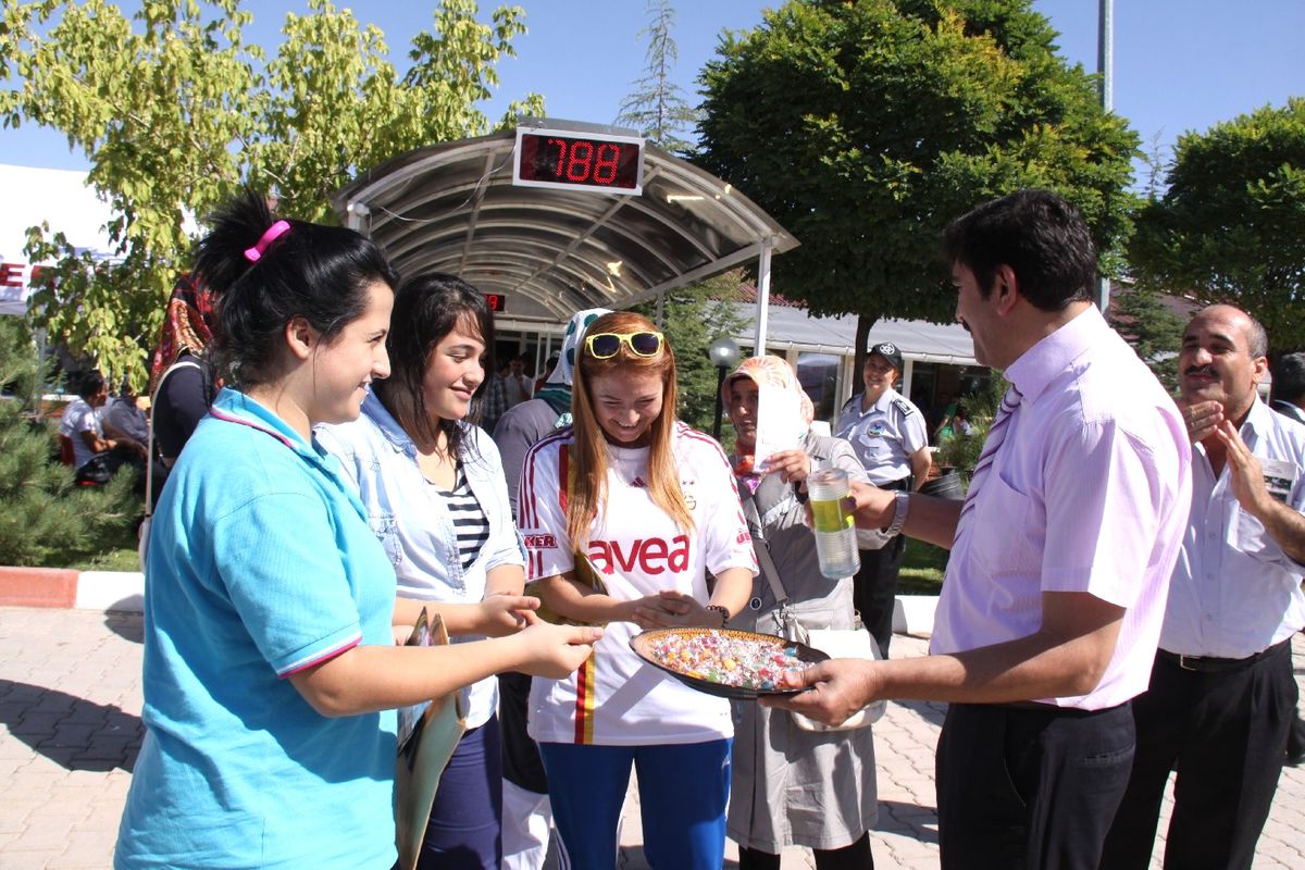 Nevşehir Üniversitesi Öğrencileri Şekerle Karşılıyor