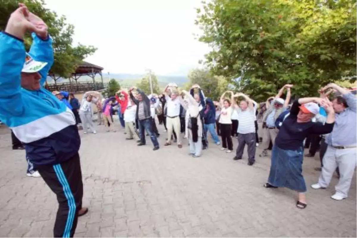 Nüzhetiye'de Şelaleye Hayran Kaldılar