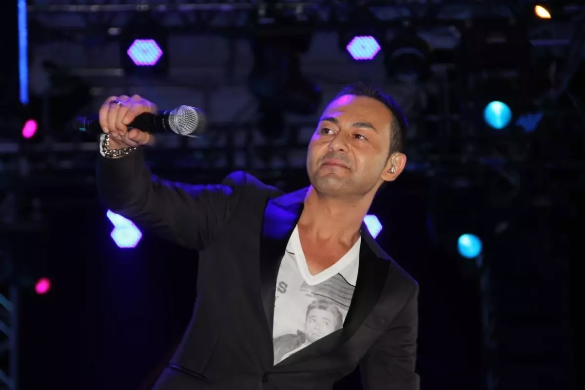 Serdar Ortaç Konserinde Babasını Andı