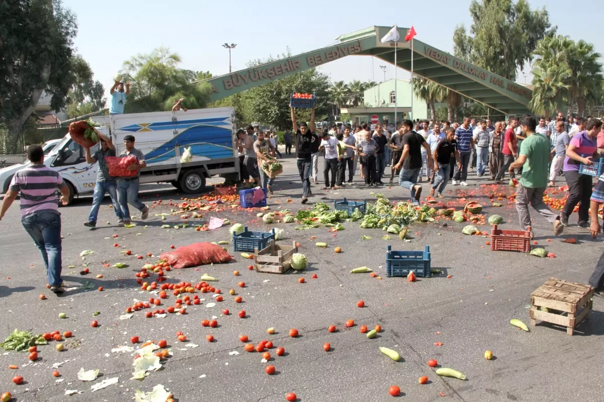 Adana\'da Hal Esnafı Yol Kapattı