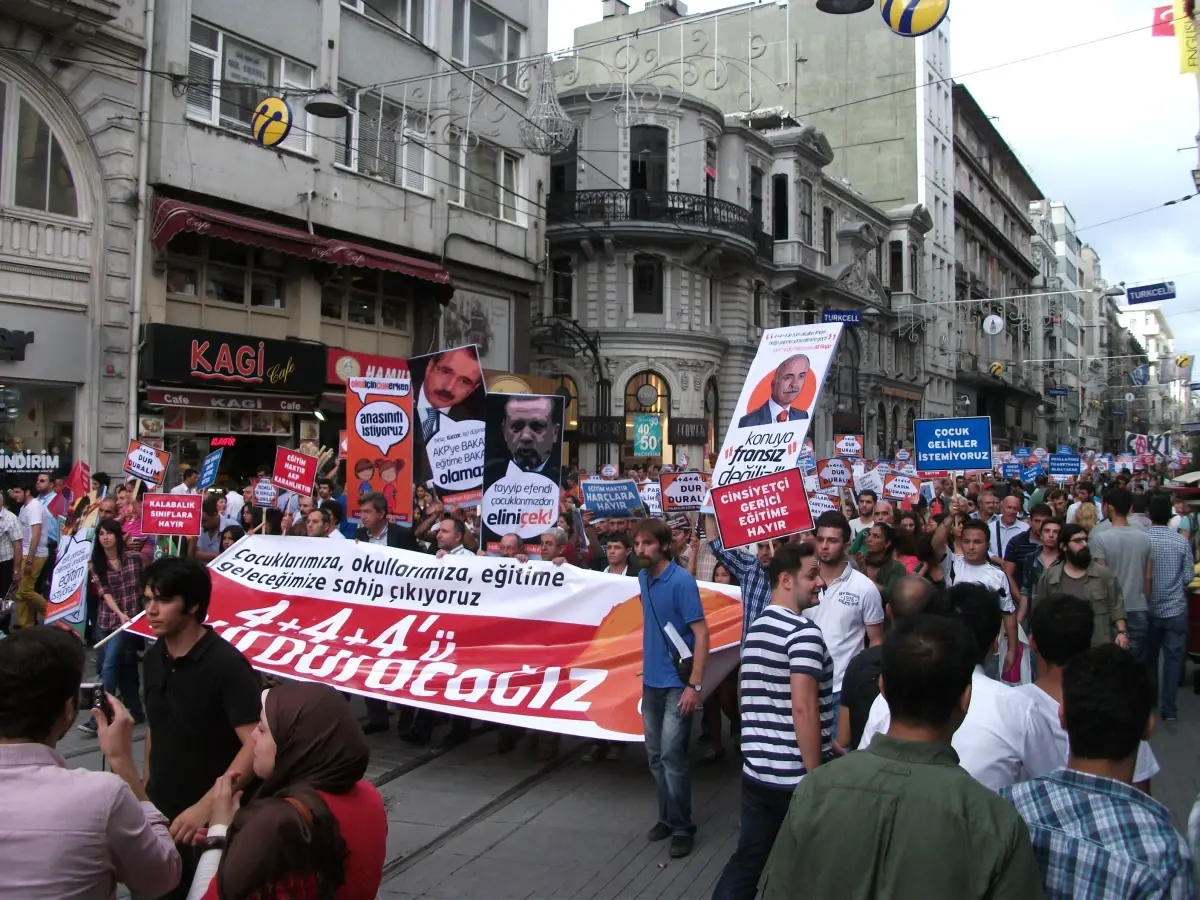 Beyoğlu\'nda "4+4+4" Protestosu